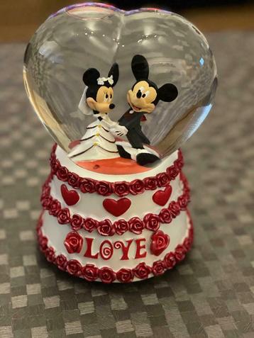 Disneyland Parijs snow globe Mickey & Minnie, Enlèvement, Mickey Mouse, Comme neuf, Statue ou Figurine