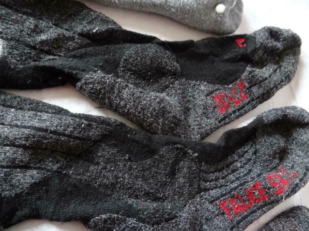 ② 2 paires de chaussettes de ski (27-30) et 1 paire de chausse