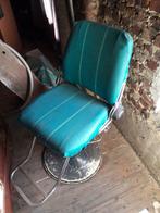 Oude retro kappersstoel