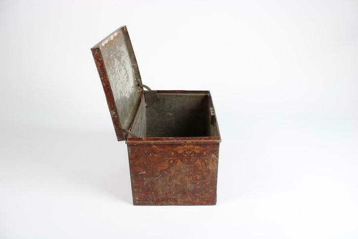 Grote 'krokodillen'-kist in blik, Antiek en Kunst, Curiosa en Brocante, Ophalen of Verzenden