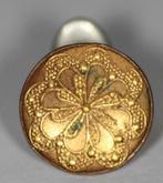 Broche bouton: Rond gravé plaqué or taille diam 10mm, Autres sujets/thèmes, Bouton, Utilisé, Enlèvement ou Envoi