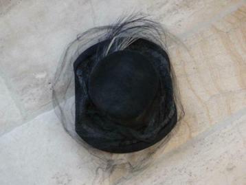 Vintage - Chapeau en feutre avec plume et voile - année 1949, Enlèvement ou Envoi, Vintage, Porté, Chapeau