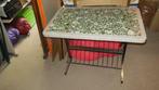 Retro vintage salontafeltje met onderaan kranten/boekenrekje, Gebruikt, 50 tot 75 cm, Minder dan 50 cm, Metaal