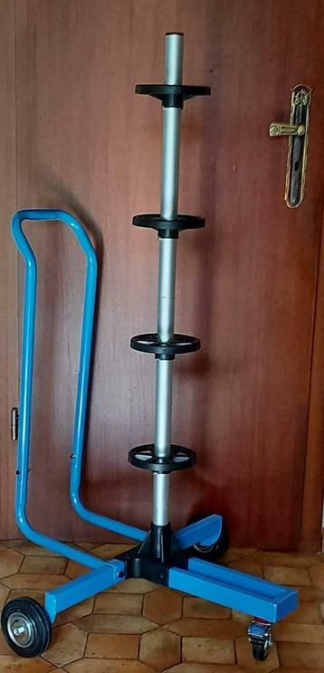 Splinternieuw bandenrek op wielen beschikbaar voor biedingen