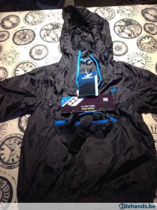 New handig Rucanor kway k-way regenjasje buidelzakje 104 116, Kinderen en Baby's, Kinderkleding | Maat 104, Nieuw, Jas, Ophalen of Verzenden