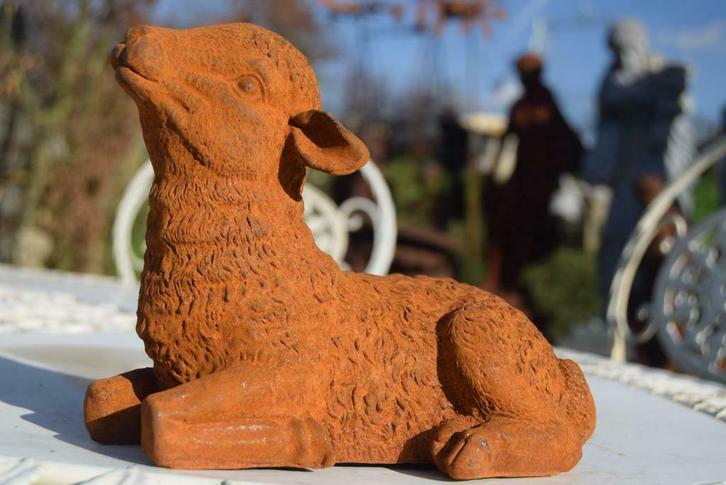 Schitterend gepatineerd gietijzeren schaap, Tuin en Terras, Tuinbeelden, Nieuw, Dierenbeeld, Overige materialen, Ophalen of Verzenden