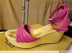 Ugg sandaal met plateau, Kleding | Dames, Schoenen, Ophalen of Verzenden, Gedragen, Slippers