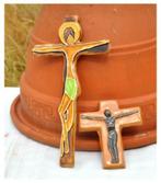 §  2 crucifix en terre cuite émaillée, Antiek en Kunst, Antiek | Religieuze voorwerpen, Ophalen of Verzenden