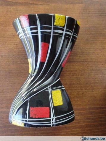 Moderne vaas Foreign beschikbaar voor biedingen