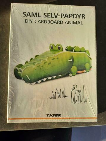 Cardboard animal krokodil