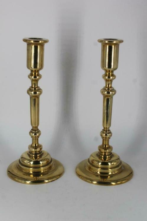 Une paire de chandeliers en cuivre sur des bases circulaires, Antiquités & Art, Antiquités | Bronze & Cuivre, Cuivre, Enlèvement ou Envoi