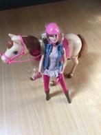 Barbie cavalière et cheval qui marche