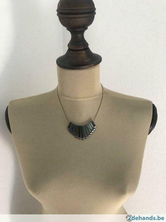 Halsketting Victoria, Bijoux, Sacs & Beauté, Colliers, Neuf, Autres matériaux, Noir, Avec pendentif, Enlèvement ou Envoi