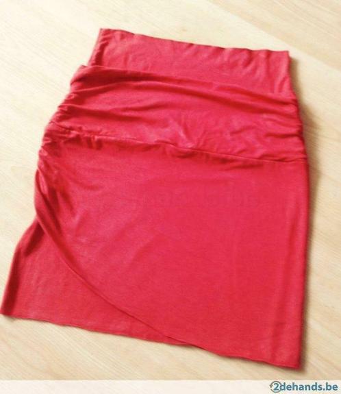 A vendre une jupe de maternité rouge, Vêtements | Femmes, Vêtements de grossesse, Comme neuf, Jupe, Taille 38/40 (M), Rouge, Enlèvement