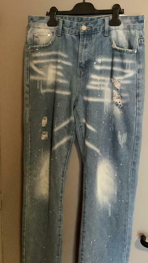 Vervaagde blauwe jeans met gaatjes in maat 34, Kleding | Heren, Spijkerbroeken en Jeans, Zo goed als nieuw, W33 - W34 (confectie 48/50)