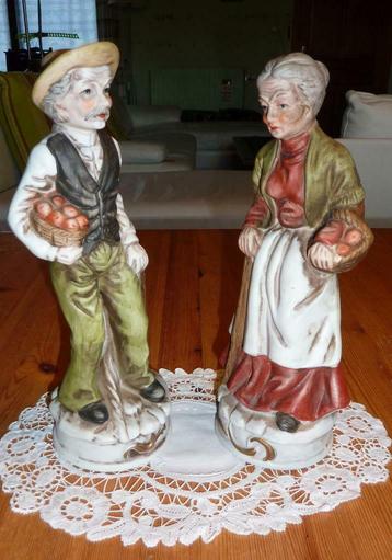 STATUETTE EN BISCUIT : COUPLE MARCHANDS DE FRUITS