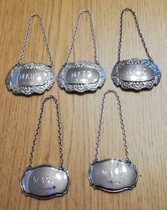 Étiquette gravé en argent pour carafe, Antiek en Kunst, Antiek | Glaswerk en Kristal