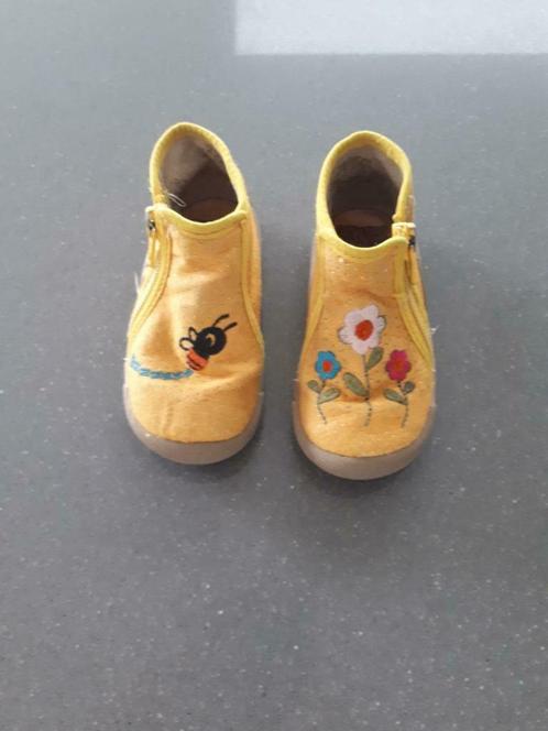 Pantoffels - Stones and bones bijtje en bloemetjes - maat 21, Kinderen en Baby's, Kinderkleding | Schoenen en Sokken, Gebruikt