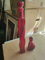 Bouteille rouge et bouteille également rouge. Voir aussi mes, Maison & Meubles, Accessoires pour la Maison | Vases, Utilisé, Rouge