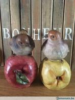 Paire d oiseaux perchés sur  pomme et poire