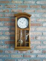 Horloge / Pendule en bois avec balancier.
