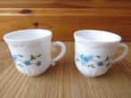 Vintage 2 petites tasses motifs myosotis veronica en arcopal, Tasse(s) et/ou soucoupe(s), Enlèvement ou Envoi, Neuf