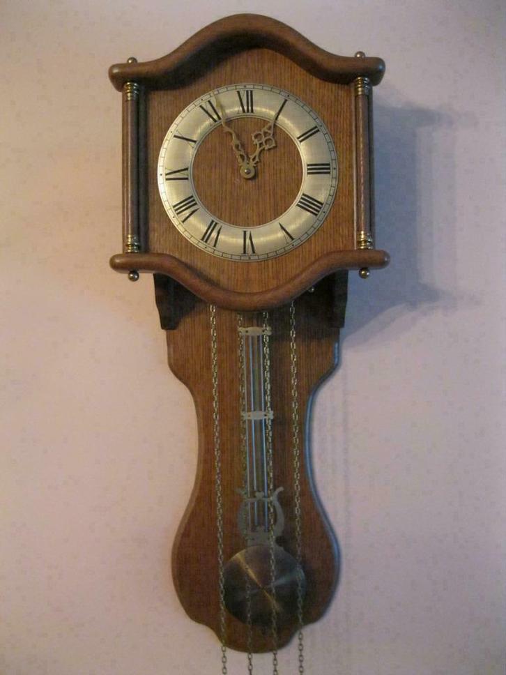 Wandklok in eik met gewichten in messing SPOTPRIJS, Huis en Inrichting, Woonaccessoires | Klokken, Gebruikt, Wandklok, Analoog