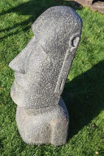 Standbeeld, moai buste in gepatineerde steen (hoogte 1M)