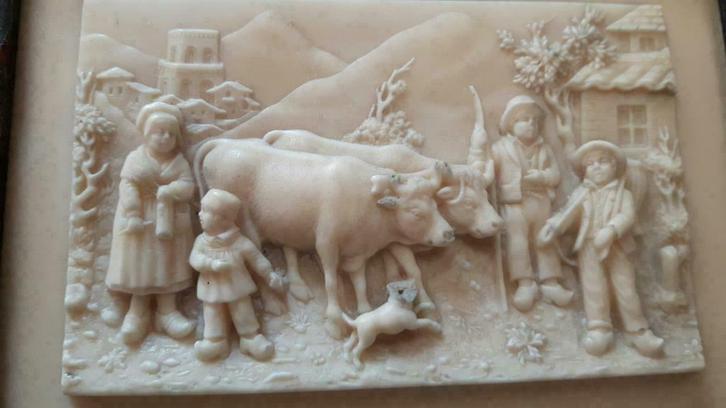 Kleine foto gesneden in albast - plattelandsleven in Zwitser, Antiek en Kunst, Kunst | Beelden en Houtsnijwerken, Ophalen of Verzenden