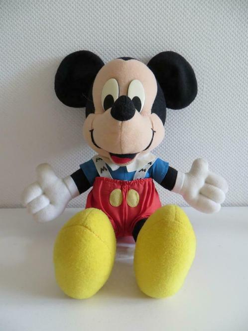 Peluche Mickey avec short et bretelles - Mattel, Collections, Disney, Utilisé, Peluche, Mickey Mouse, Enlèvement ou Envoi