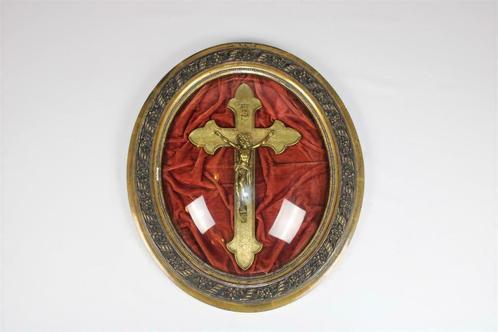 très ancien crucifix derrière un verre convexe, 19e siècle, Antiquités & Art, Curiosités & Brocante, Enlèvement