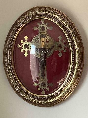 Groot antiek versierd kruis in bolglas kader - ca. 1875-1885