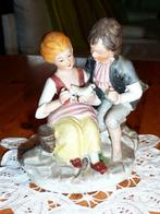 STATUETTE EN BISCUIT : COUPLE D'AMOUREUX & COLOMBE, Ophalen of Verzenden