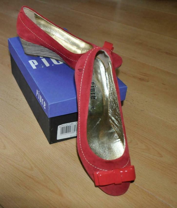 PIURE escarpins compensés daim rouge 36 NEUFS prix vente 80e, Kleding | Dames, Schoenen, Nieuw, Pumps, Rood, Ophalen of Verzenden