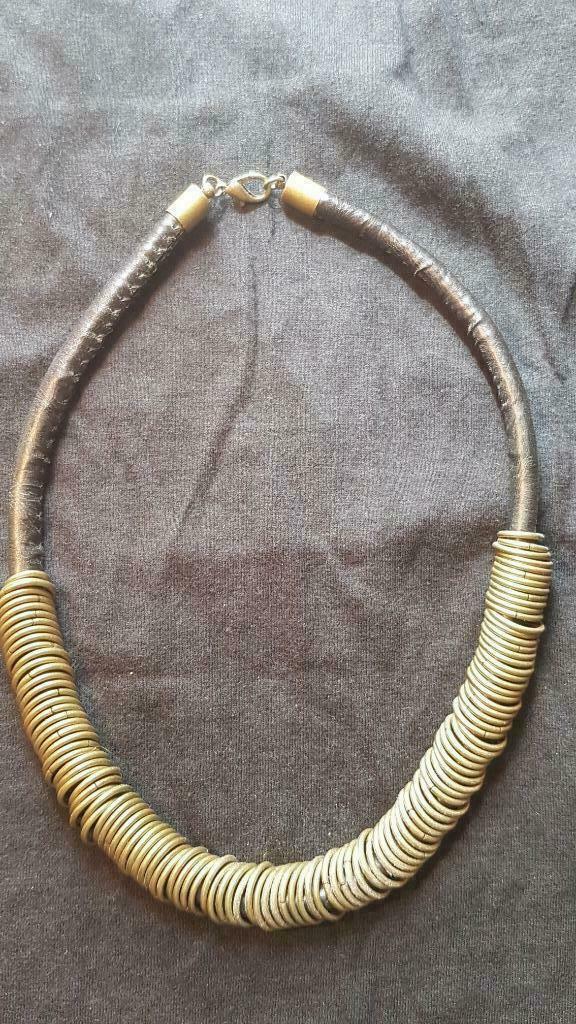 Korte ketting, zwart met goud/koperkleurige ringetjes, Bijoux, Sacs & Beauté, Colliers, Enlèvement ou Envoi, Utilisé, Noir, Or