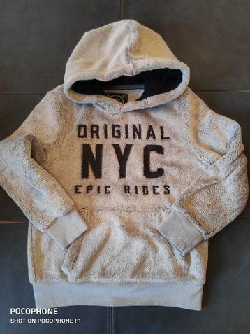Pull en polaire à capuche taille 134/140, Enfants & Bébés, Enlèvement ou Envoi, Comme neuf, Garçon, Pull ou Veste