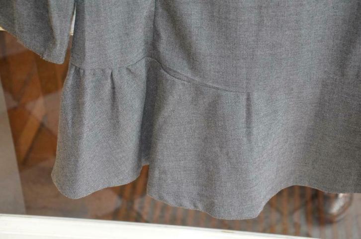 "JOOS" robe T.38 à bouffer- manches élégantes- volant en bas, Kleding | Dames, Jurken, Zo goed als nieuw, Maat 38/40 (M), Grijs