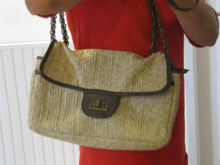 zeer mooie, trendy dames handtas, zo goed als nieuw, Handtassen en Accessoires, Tassen | Damestassen, Zo goed als nieuw, Schoudertasje