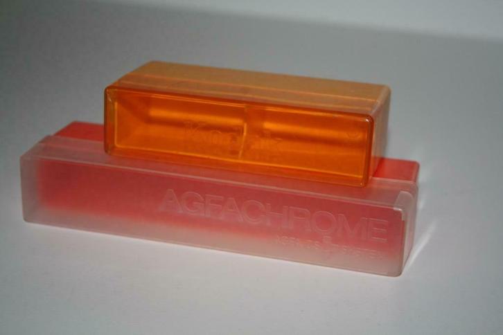 2 oude doosjes om Dia's in te bewaren ( Kodak , Agfachrome ), Audio, Tv en Foto, Fotoalbums en Accessoires, Gebruikt, Fotoalbum-accessoires