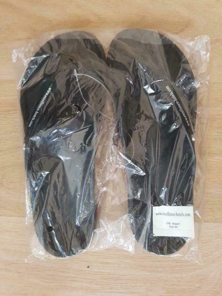 teenslippers 44, Neuf, Chaussons, Enlèvement ou Envoi, Noir