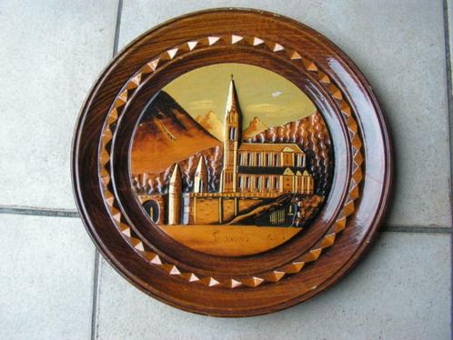 Vintage houtsculptuur bord Lourdes, Verzamelen, Religie, Gebruikt, Beeld(je), Ophalen of Verzenden