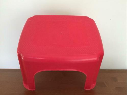 Tabouret rehausseur en plastique rouge H.22 cm, Maison & Meubles, Tabourets de bar