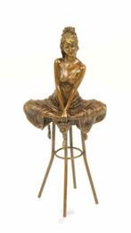 Een bronzen beeld-zittende dame op barkruk-deco-pikant, Huis en Inrichting, Woonaccessoires | Overige, Nieuw, Ophalen of Verzenden