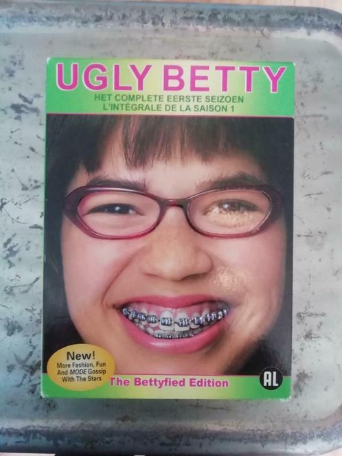 Ugly Betty (DVDs + boek), Cd's en Dvd's, Dvd's | Tv en Series, Komedie, Boxset, Vanaf 9 jaar, Ophalen of Verzenden