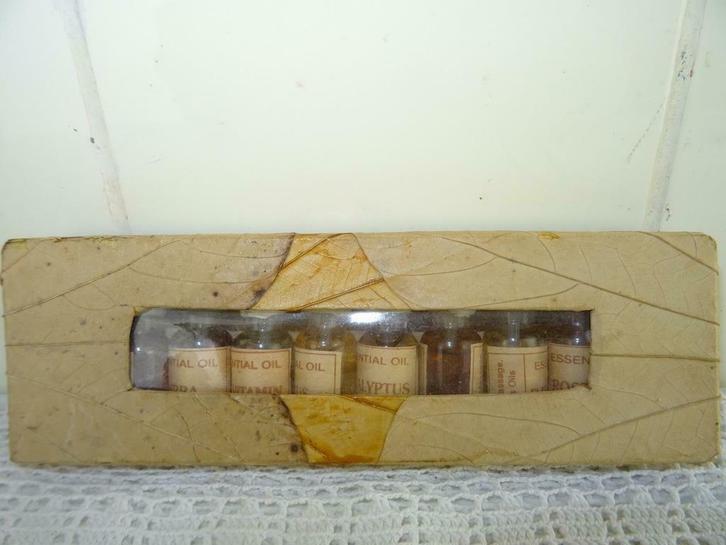 Collection vintage d'huile de massage dans un coffret de cur, Antiquités & Art, Curiosités & Brocante, Enlèvement ou Envoi