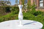 §  vase sur pied opaline blanche fleur bleu, Antiquités & Art, Enlèvement ou Envoi