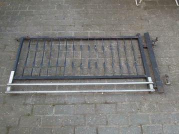 metalen poort zwart met bevestigingspaal smeedwerk, Doe-het-zelf en Bouw, Metalen, Ophalen, Gebruikt, IJzer