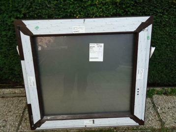 Een raamkozijn (dubbel glas) in NIEUW PVC!!! beschikbaar voor biedingen