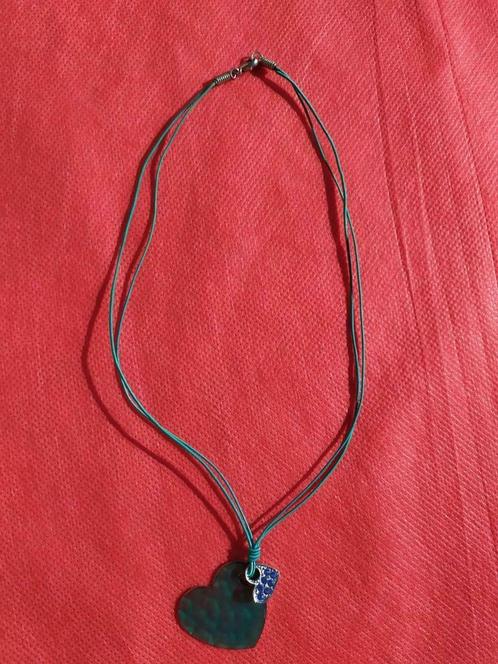 Collier corde avec pendentif, Bijoux, Sacs & Beauté, Colliers, Comme neuf, Autres matériaux, Bleu, Avec pendentif, Enlèvement ou Envoi