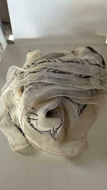 foulard chanel en soie, Enlèvement ou Envoi, Comme neuf, Chanel, Écharpe
